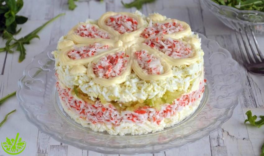 Слоёный салат с плавленым сыром и крабовыми палочками
